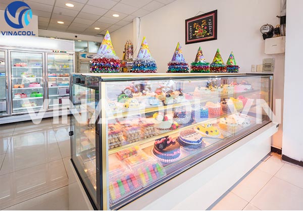 Mở tiệm bánh kem nhỏ nên chọn tủ bánh kem nào?